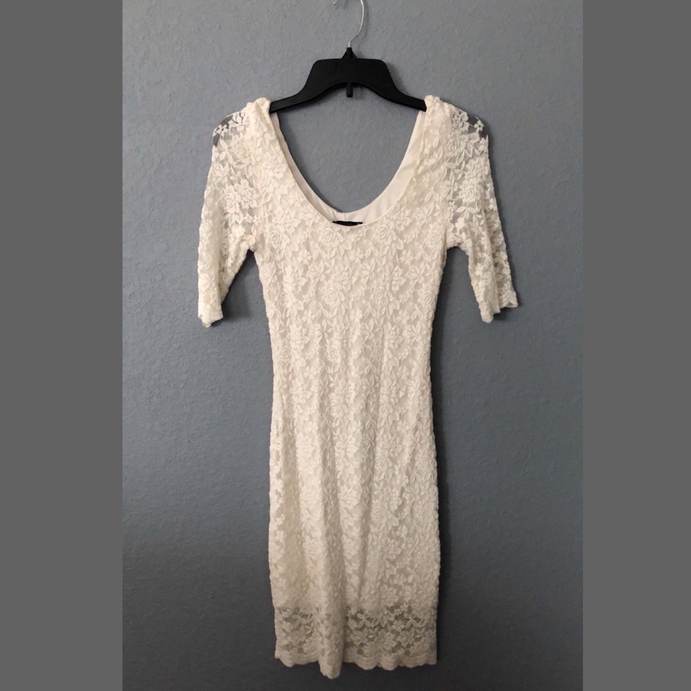 Size M lace dress